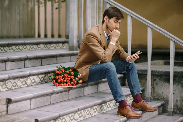 Thoughtful man texting and looking at the phone — Stock Photo, Image