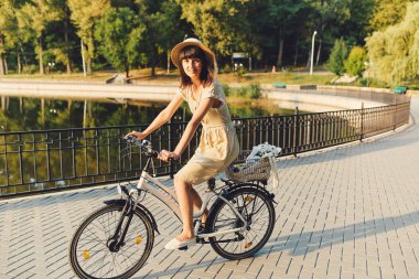 Genç kadın ile Bisiklet doğa çerçevede