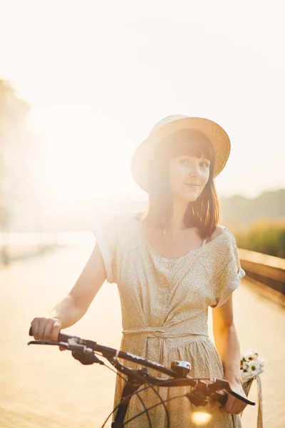 Νεαρή γυναίκα φόντο φύση με ποδήλατο — Φωτογραφία Αρχείου