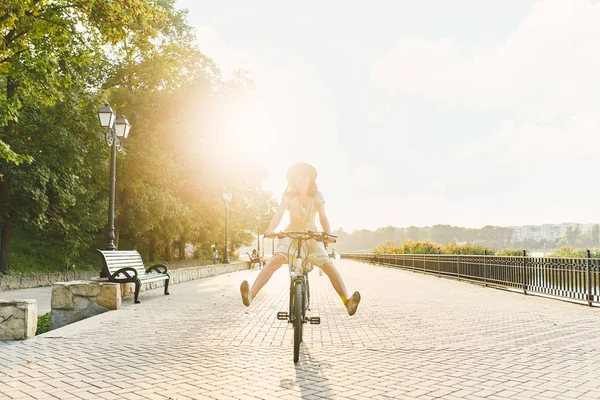 年轻女子在自然背景下的自行车 — 图库照片