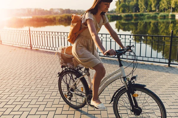 年轻女子在自然背景下的自行车 — 图库照片