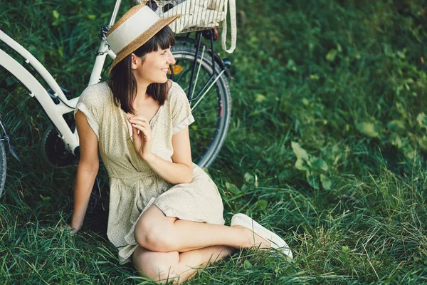 Junge Frau vor Naturkulisse mit Fahrrad — Stockfoto