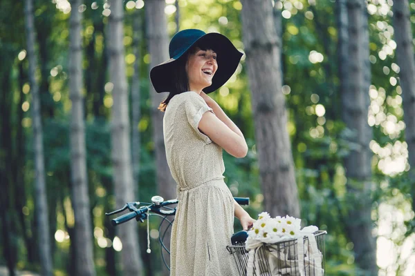 Junge Frau vor Naturkulisse mit Fahrrad — Stockfoto