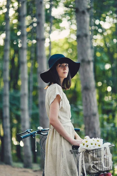 Młoda kobieta na tle przyrody z roweru — Zdjęcie stockowe