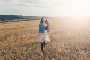 Genç ve yakışıklı kız