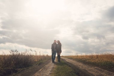 Genç modern şık çift açık havada