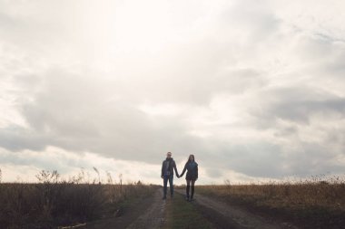 Genç modern şık çift açık havada