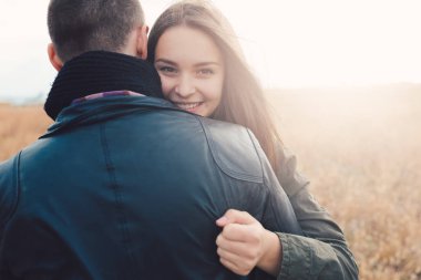 Genç modern şık çift açık havada