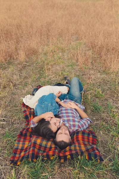 Jovem casal elegante moderno ao ar livre — Fotografia de Stock