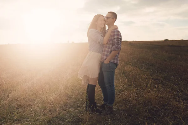 Joven moderno elegante pareja al aire libre —  Fotos de Stock