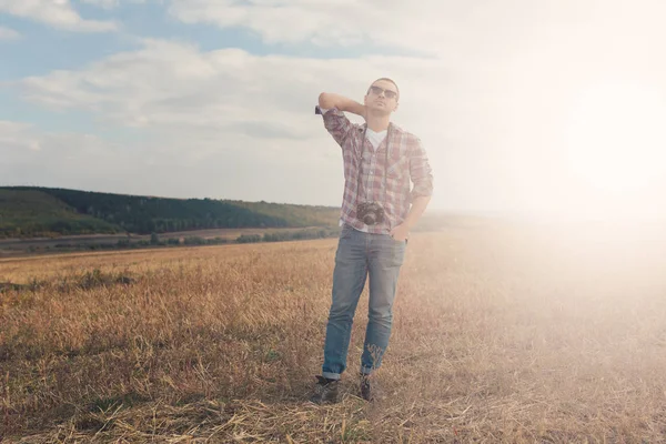 Fotógrafo masculino atraente ao ar livre ao pôr do sol — Fotografia de Stock