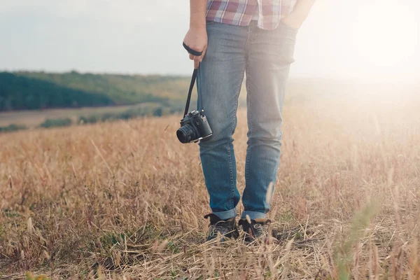 Açık havada gün batımında çekici erkek fotoğrafçı — Stok fotoğraf