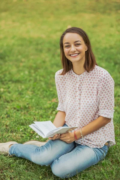 Söt ung kvinna läsa boken — Stockfoto