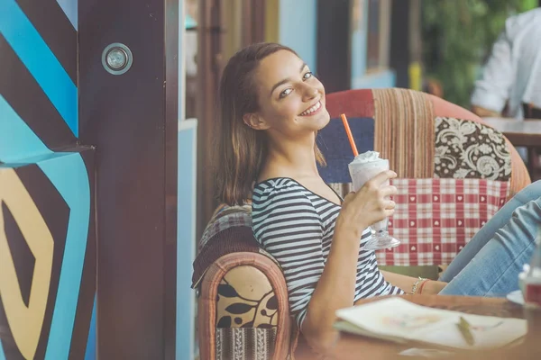 Jonge vrouw zitten binnen in stedelijke café — Stockfoto