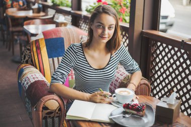 kapalı kentsel cafede oturan genç kadın