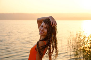 Sunrise plajda mayolu çekici kız