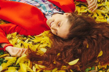 Genç güzel Bayan sonbahar yaprakları çevrili