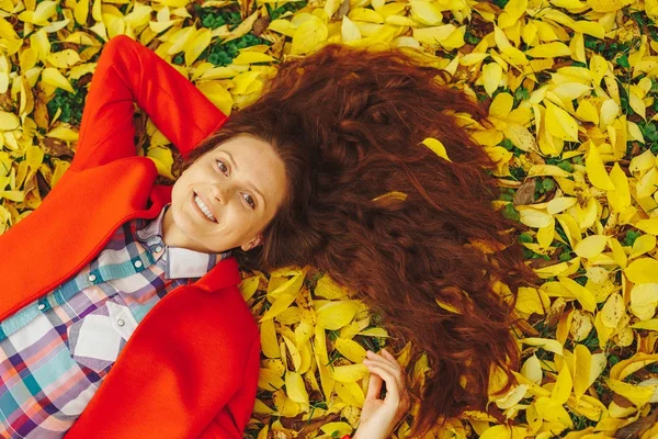 Молода красива леді оточила осіннє листя — стокове фото