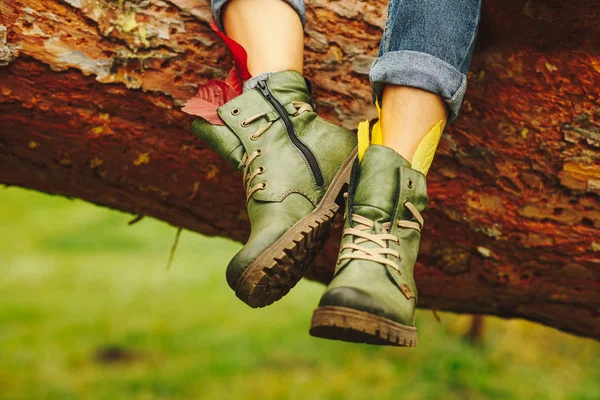 Grönt läder stövlar på kvinnor ben — Stockfoto