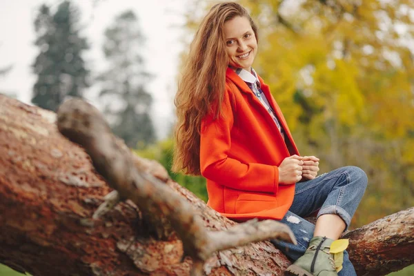 Uśmiechnięta dziewczyna portret jesieni. — Zdjęcie stockowe