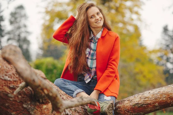 Smiling girl autumn portrait. — Stock Photo, Image