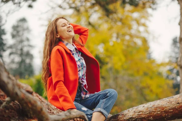 Lachende meisje herfst portret. — Stockfoto