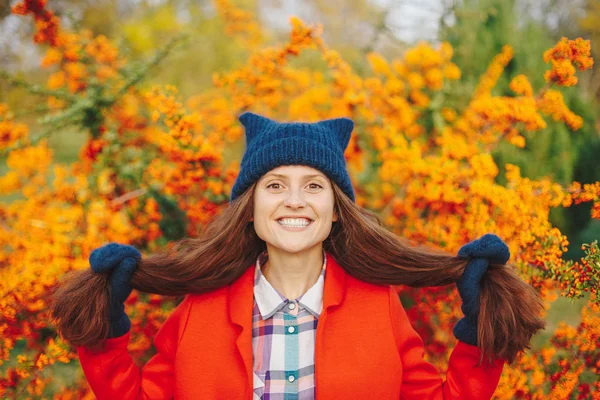 Модель в стильному зимовому капелюсі і рукавичках посміхається — стокове фото