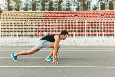 Genç sporcu açık havada sabah çalışmaya hazır.