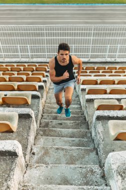 Merdiven Stadyumu'nda tarafından çalışan genç atletik erkek görüntü