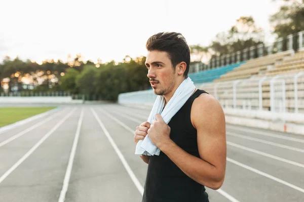 Portrét muže fitness s ručníkem na bedrech — Stock fotografie