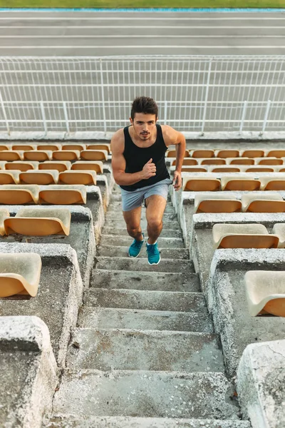 Merdiven Stadyumu'nda tarafından çalışan genç atletik erkek görüntü