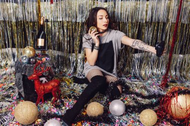 Çekici kız kutluyor