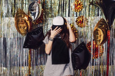 Boşaltmak t-shirt ve şapka ile parti kız