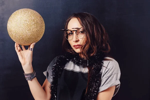 Portrait de séduisante hipster girl tenant une discobille d'or — Photo