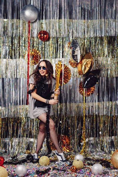 Retrato chica disfrutando de fiesta y confeti — Foto de Stock