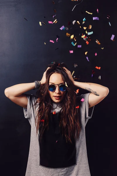 Bedårande flicka ha kul med konfetti — Stockfoto