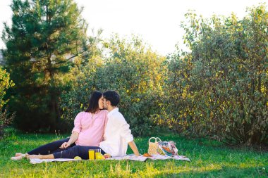 Mutlu çift doğa üzerinde sağlıklı bir piknik