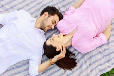 Yakınlık en iyi manzarayı güzel genç sevgi dolu çift yan yana yatarken.