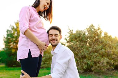 Mutlu gelecek baba gülümseyerek onun Bebek dinle