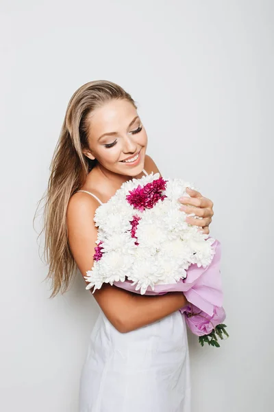 Krásná žena držící kytice — Stock fotografie