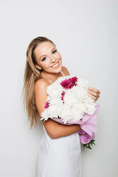 Hermosa mujer sosteniendo ramo de flores — Foto de Stock