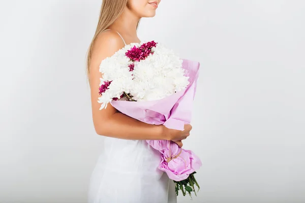 Primo piano delicate mani di donna che tengono mazzo di fiori — Foto Stock