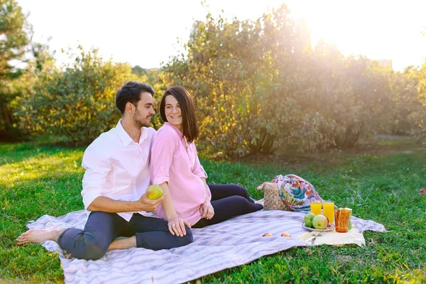 Pareja joven en el parque al aire libre haciendo un picnic — Foto de Stock