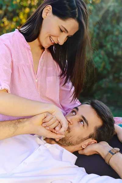 Junger Mann küsst sanft die Hand seiner Frau, während er ihren Happ betrachtet — Stockfoto