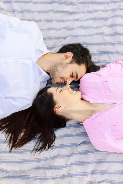 Disfrutando de la cercanía vista superior de la hermosa pareja amorosa joven acostados juntos . — Foto de Stock