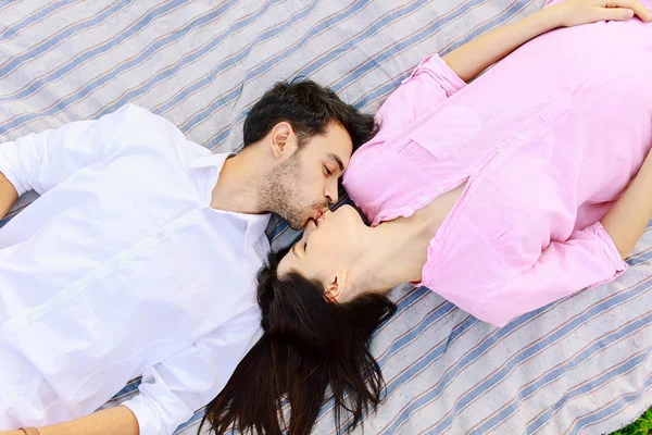 Desfrutando de proximidade vista superior de belo jovem casal amoroso deitado juntos . — Fotografia de Stock