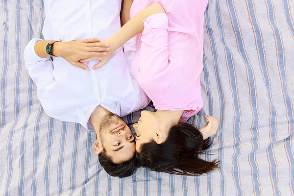 Gelukkig jonge man en vrouw op zoek in liefde met elkaar — Stockfoto