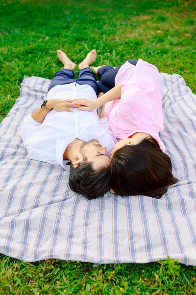 Jovem casal amoroso deitado juntos desfrutando de proximidade — Fotografia de Stock