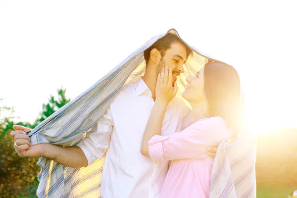 Retrato de casal feliz envolto em um cobertor — Fotografia de Stock