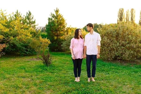 Retrato alegre pareja embarazada mirando el uno al otro en el p — Foto de Stock